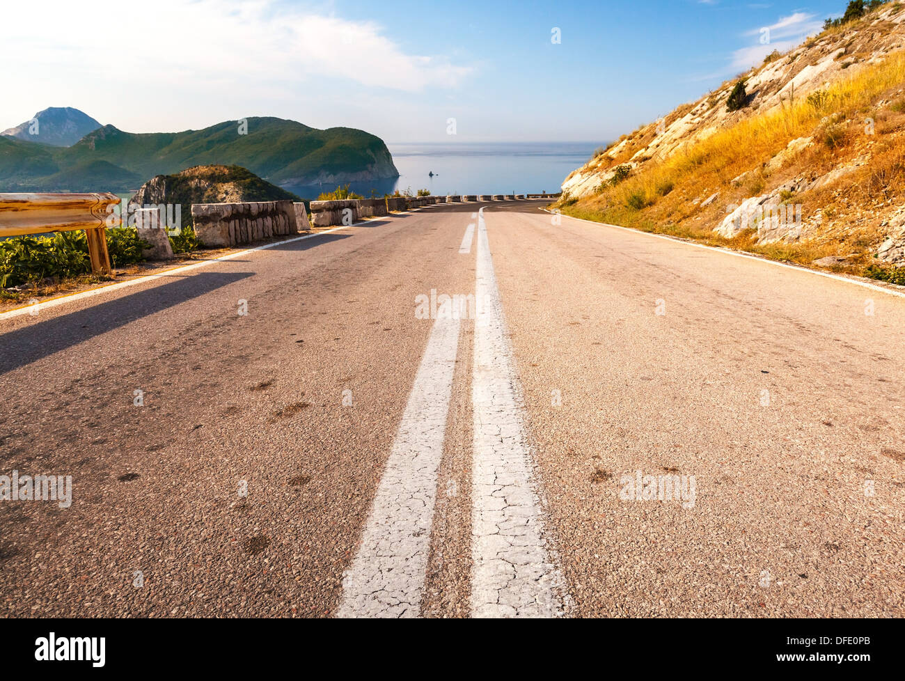 Doppia linea di demarcazione sulla montagna costiera in autostrada in Montenegro Foto Stock