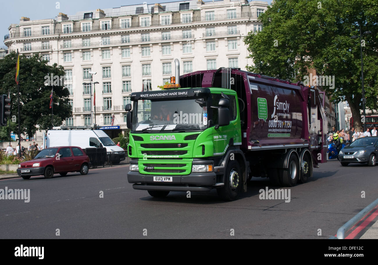 Un astuto girare fuori camion della spazzatura passata Marble Arch. La Scania ha solo è stata registrata per un mese o così. Foto Stock