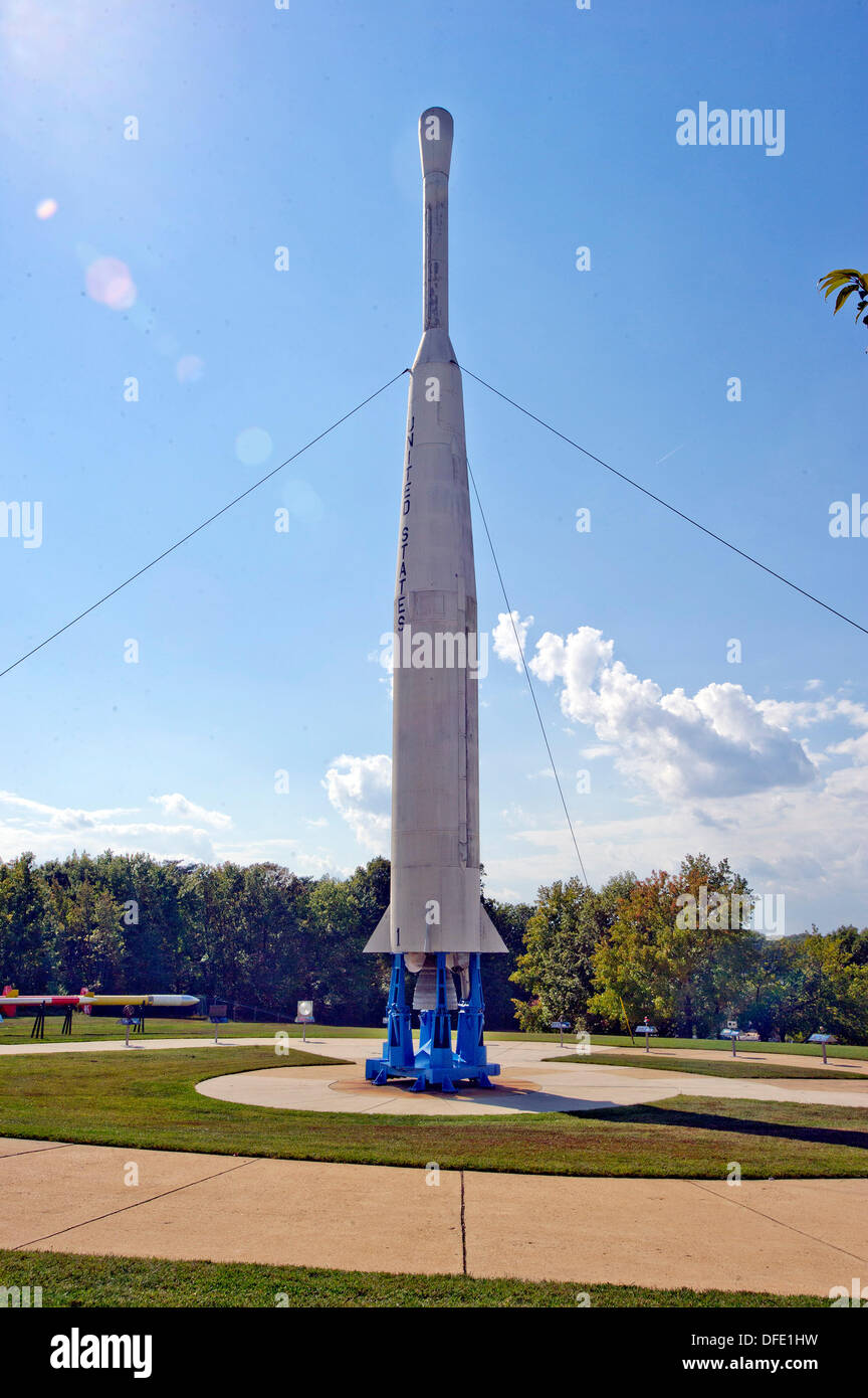 Un vecchio razzo Delta, che dovrebbe normalmente essere circondato dai visitatori, sta solo con la chiusura del centro visitatori presso la NASA / Goddard Space Flight Center in Greenbelt, Maryland il Martedì, Ottobre 1, 2013. La NASA ha dovuto chiudere lo stabilimento a causa al Congresso non passa attraverso un disegno di legge di finanziamento entro la mezzanotte del 30 settembre. Credito: Ron Sachs / CNP Foto Stock