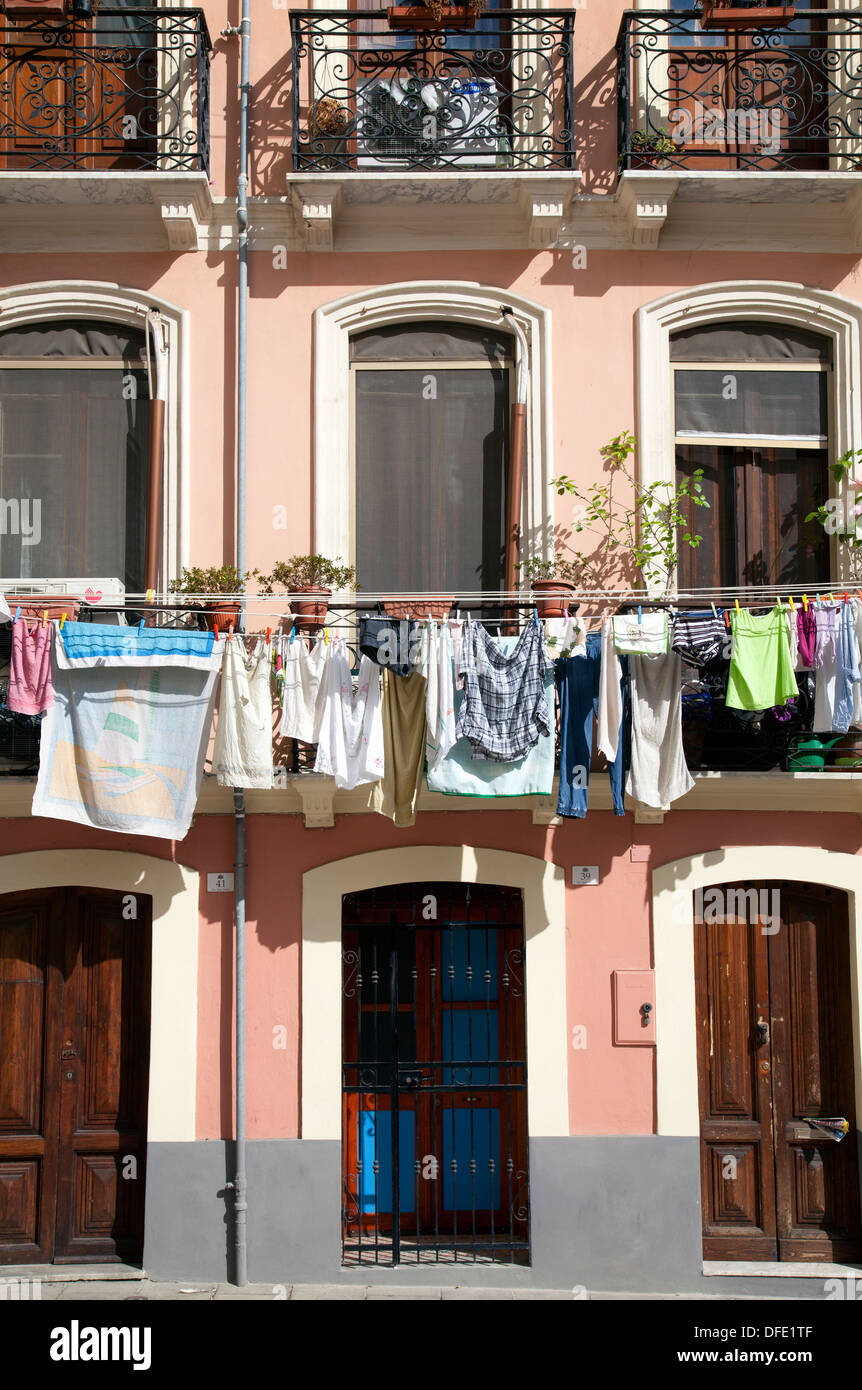 Linea di lavaggio sulla facciata del palazzo su Via Efiso in Cagliari - Sardegna Foto Stock