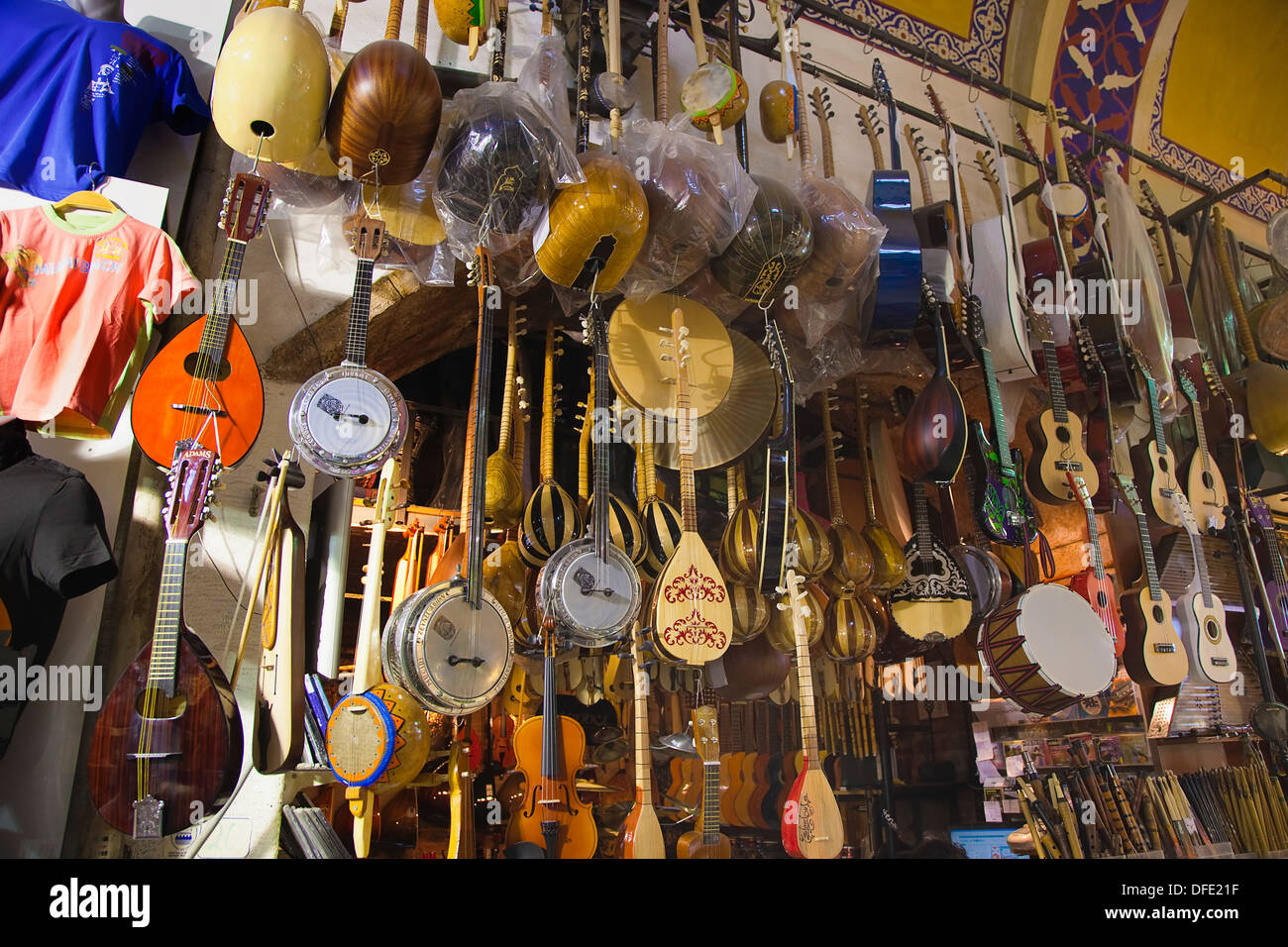 Turchia, Istanbul, Fatih, Sultanahmet, Kapalicarsi, musica in stallo la visualizzazione di vari strumenti musicali nel Grand Bazaar. Foto Stock