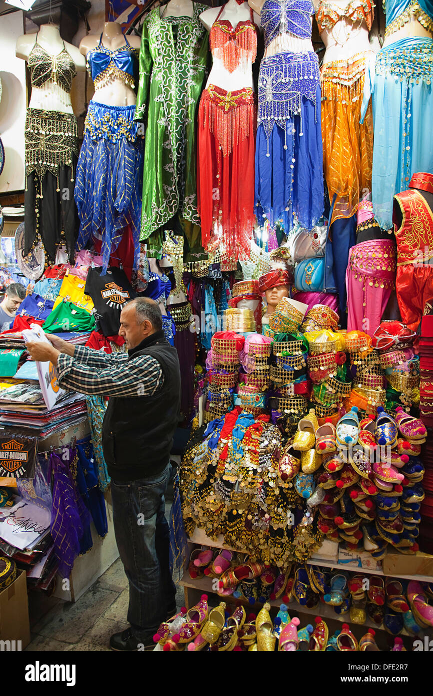 Turchia, Istanbul, Fatih, Sultanahmet, Kapalicarsi, bancarella vendendo  abbigliamento tradizionale nel Grand Bazaar Foto stock - Alamy
