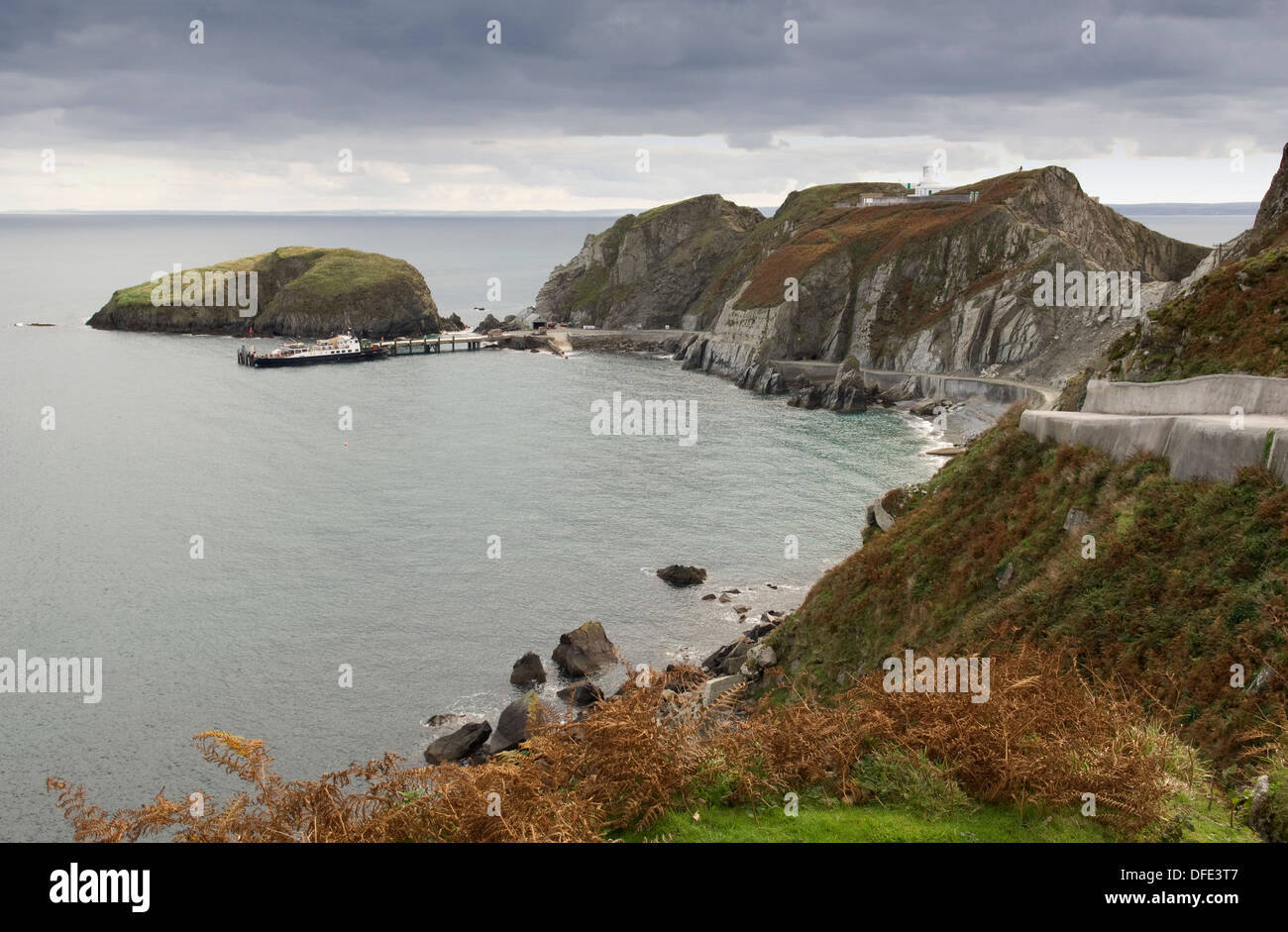 Lundy Island, Devonshire, UK, mostrando la chiesa,con la taverna Marisco,il vecchio faro, Millcombe (crema vernice) ex casa del cielo la famiglia Foto Stock