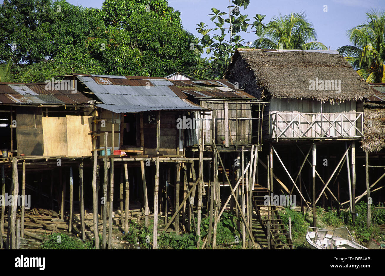 Case su palafitte lungo il Rio delle Amazzoni. Iquitos, Loreto, Perù Foto  stock - Alamy