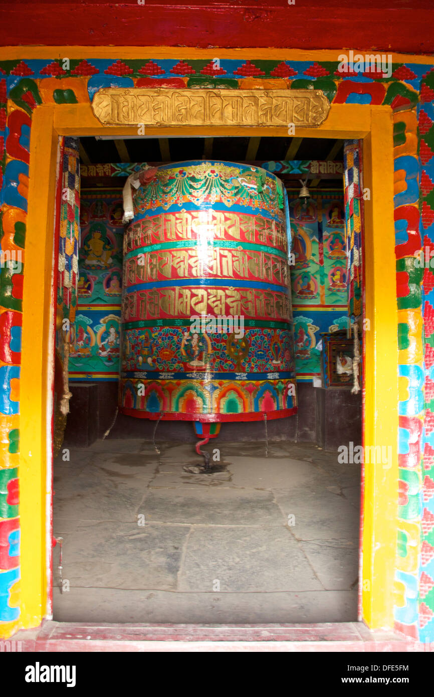Gigante preghiera buddista ruota, Namche Monastero Namche Bazaar, Nepal, Asia Foto Stock