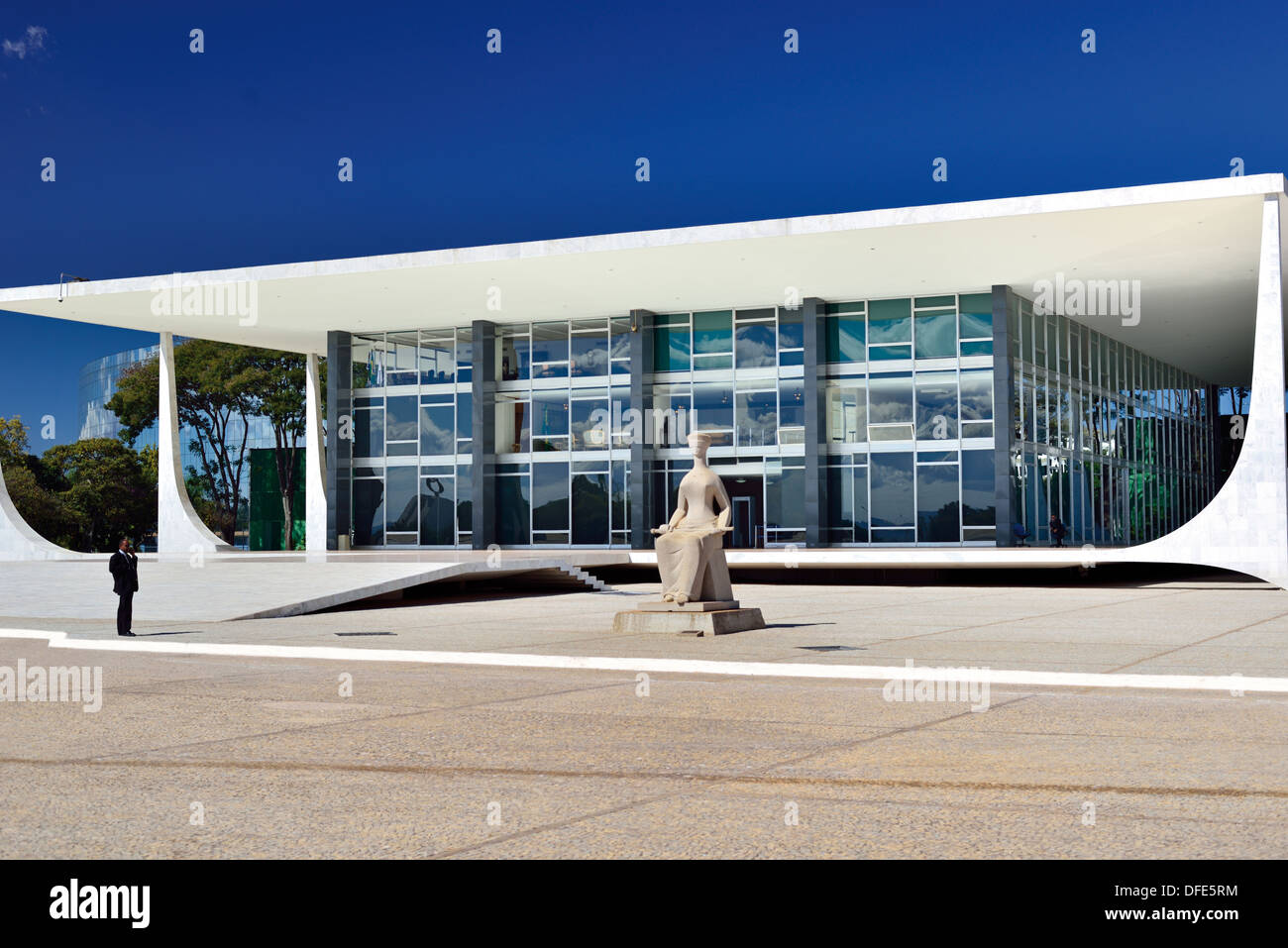 Il Brasile, Brasilia: entrata principale della Suprema Corte federale a Praça dos Tres Poderes Foto Stock