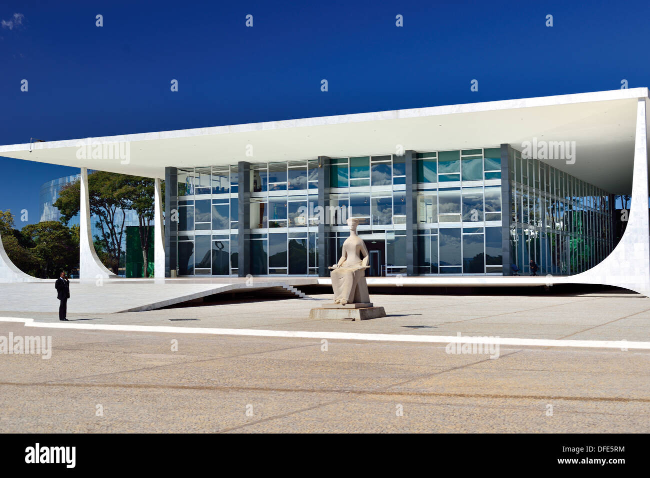 Il Brasile, Brasilia: entrata principale della Suprema Corte federale a Praça dos Tres Poderes Foto Stock