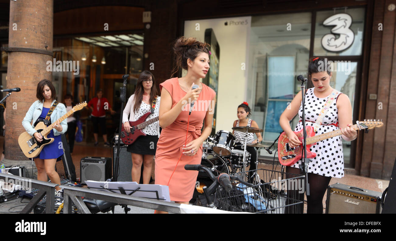 Stardust Jam (female rock band) eseguire nel centro di Bologna come parte della mezza maratona celebrazioni (15 settembre 2013) Foto Stock