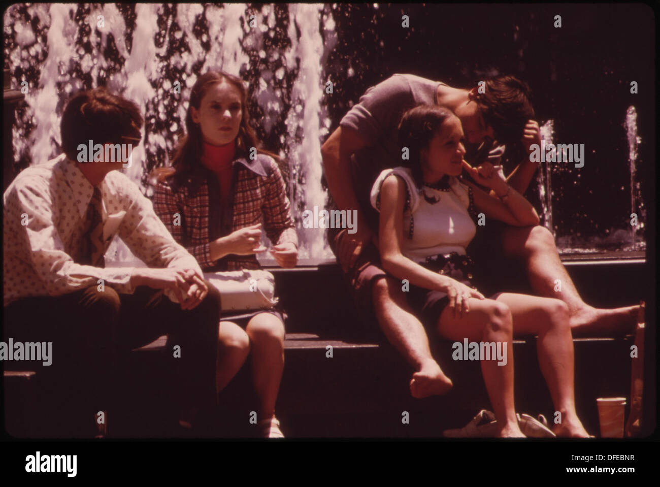 Questa immagine mostra Fountain Square nel centro di Cincinnati, uno spazio pubblico che funge da fulcro per eventi della comunità, attività culturali e riunioni pubbliche. Foto Stock