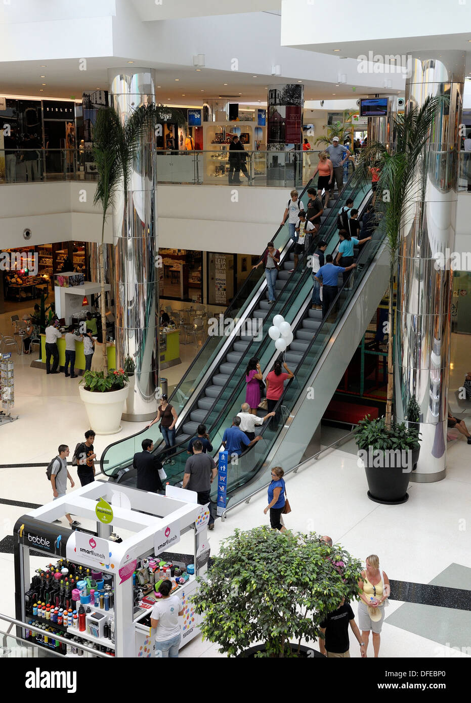 Shopping center che mostra al pubblico utilizzando la scala mobile tra due piani Funchal Madeira Portogallo Foto Stock