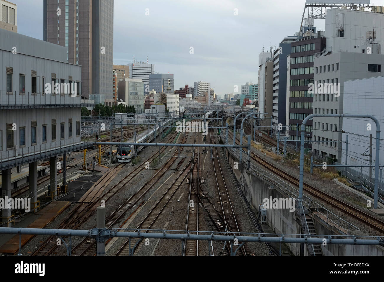 JR binari ferroviari la stazione di Shinjuku Foto Stock