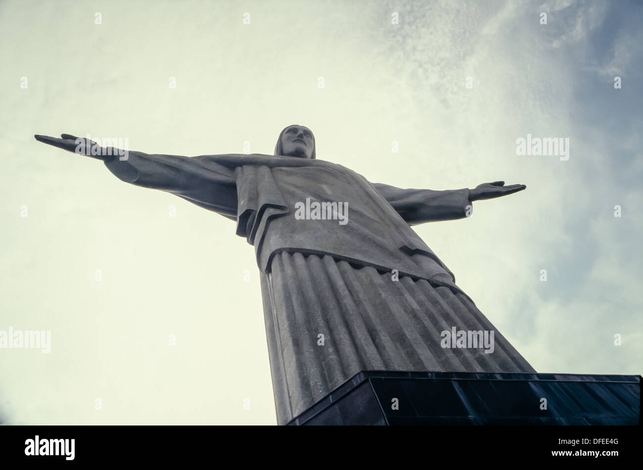 La statua del Cristo Redemptor si erge in alto nel cielo su una montagna a Rio De Janeiro, Brasile Foto Stock