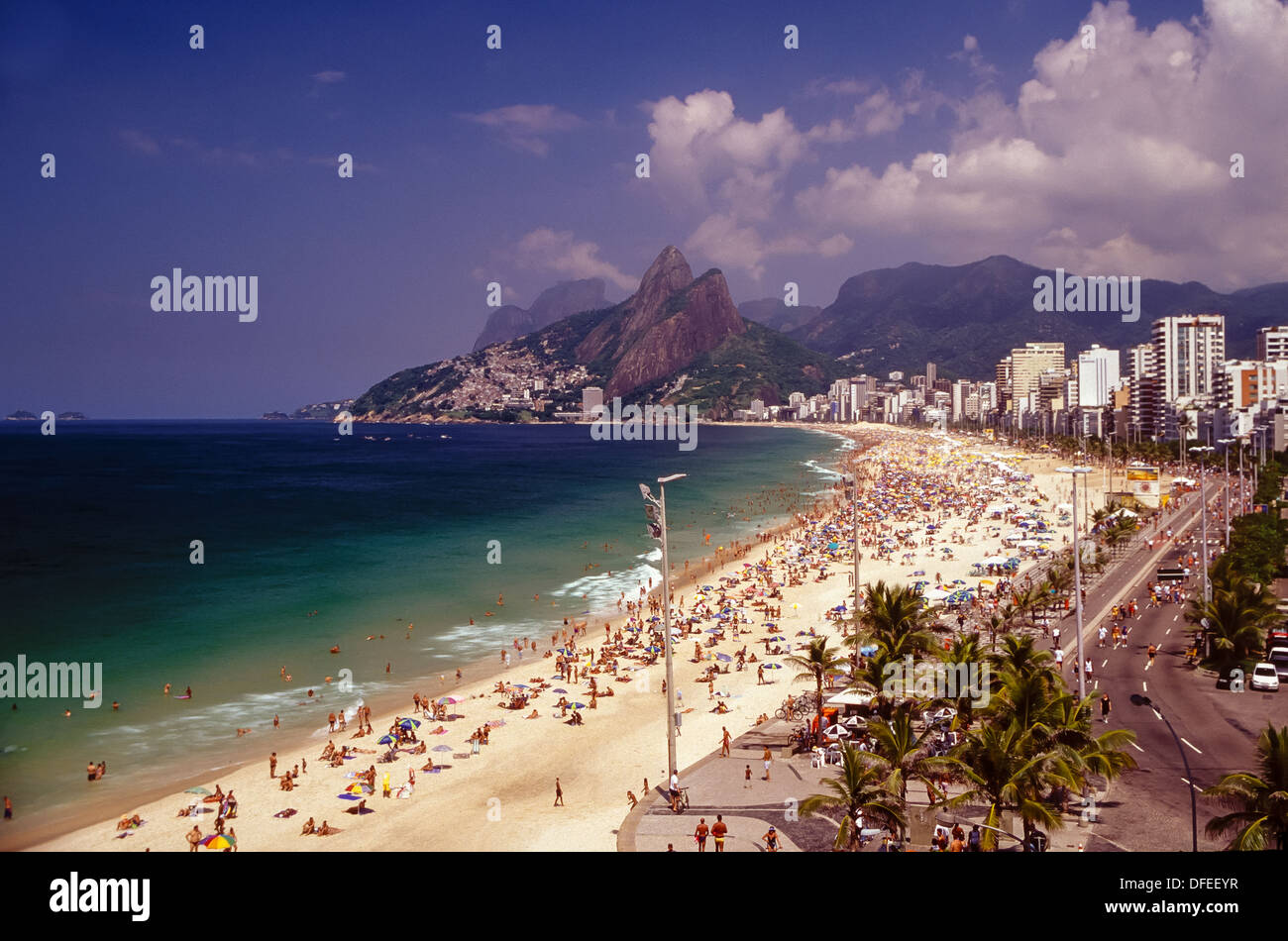 Durante il Carnevale, la famosa spiaggia di Ipanema a Rio de Janeiro è molto frequentata Foto Stock