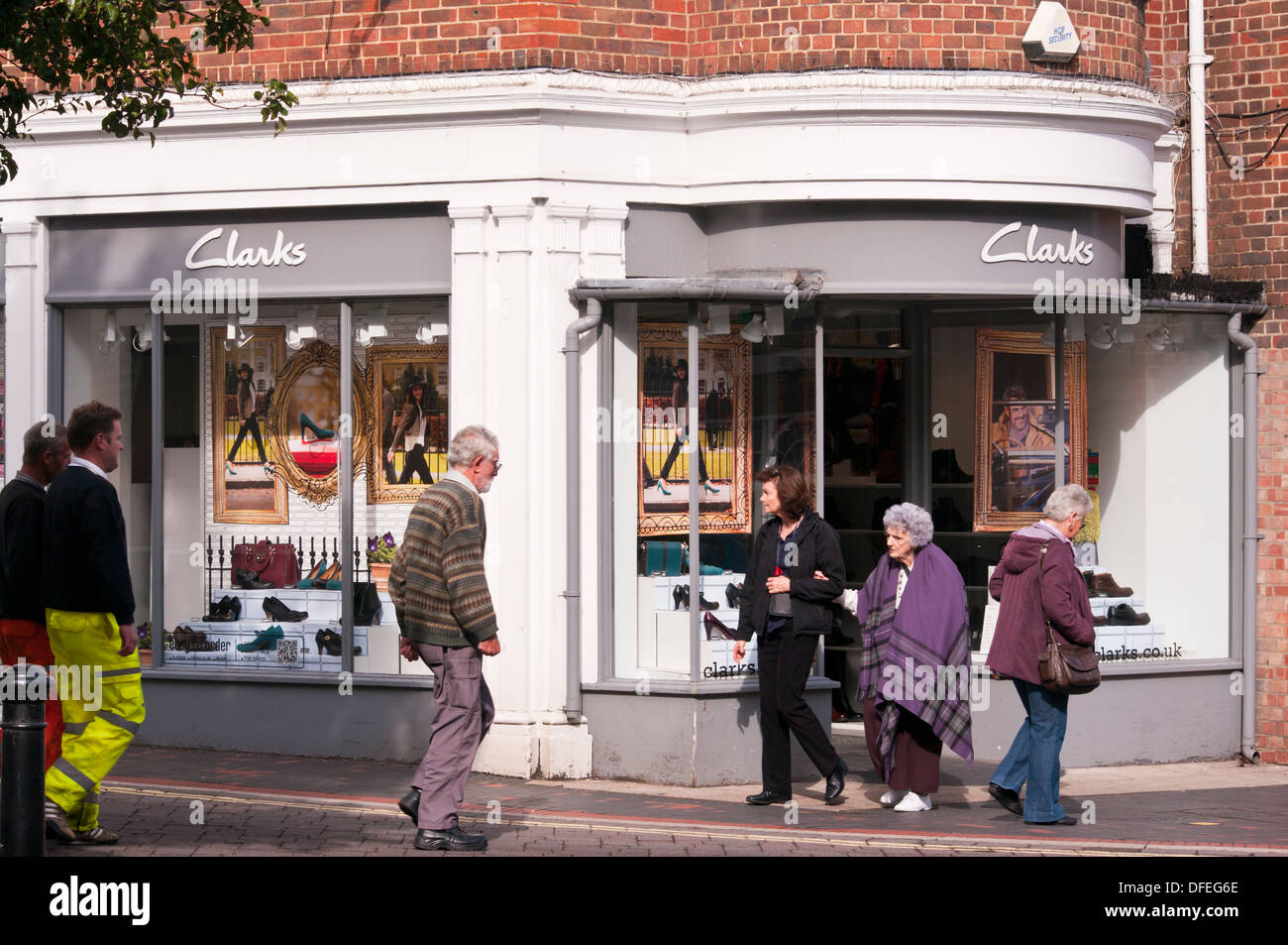 Esterno del negozio di scarpe clarks immagini e fotografie stock ad alta  risoluzione - Alamy