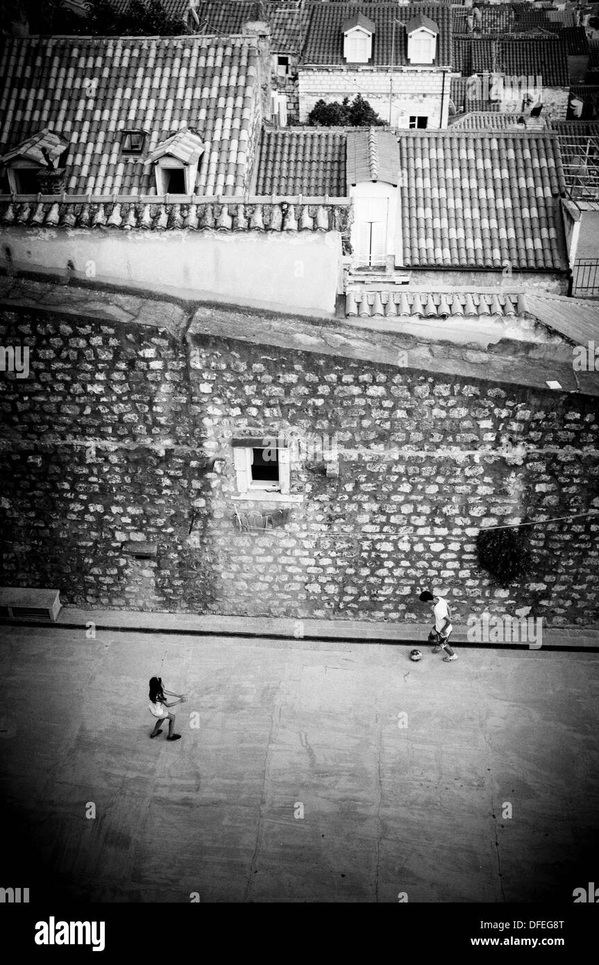 I bambini che giocano a calcio vicino alle mura della città nella città vecchia di Dubrovnik, Croazia. Foto Stock