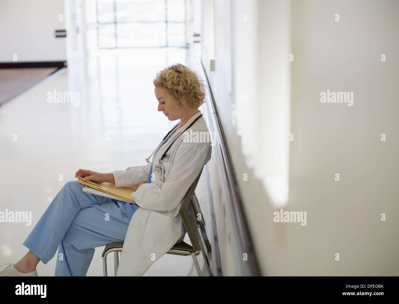Medico riesame grafico medico in ospedale corridoio Foto Stock