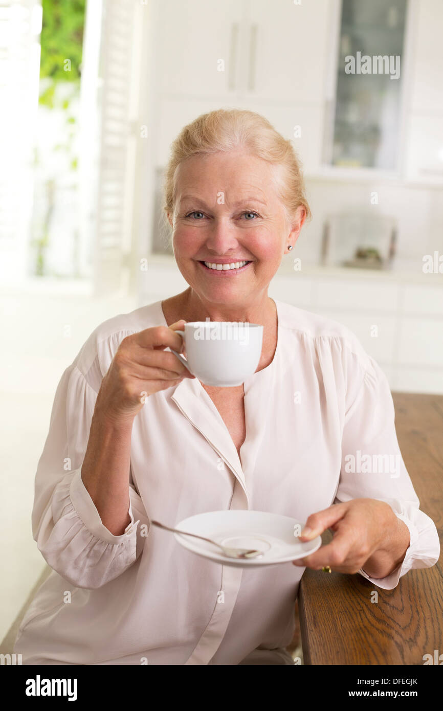 Ritratto di donna senior di bere il caffè Foto Stock