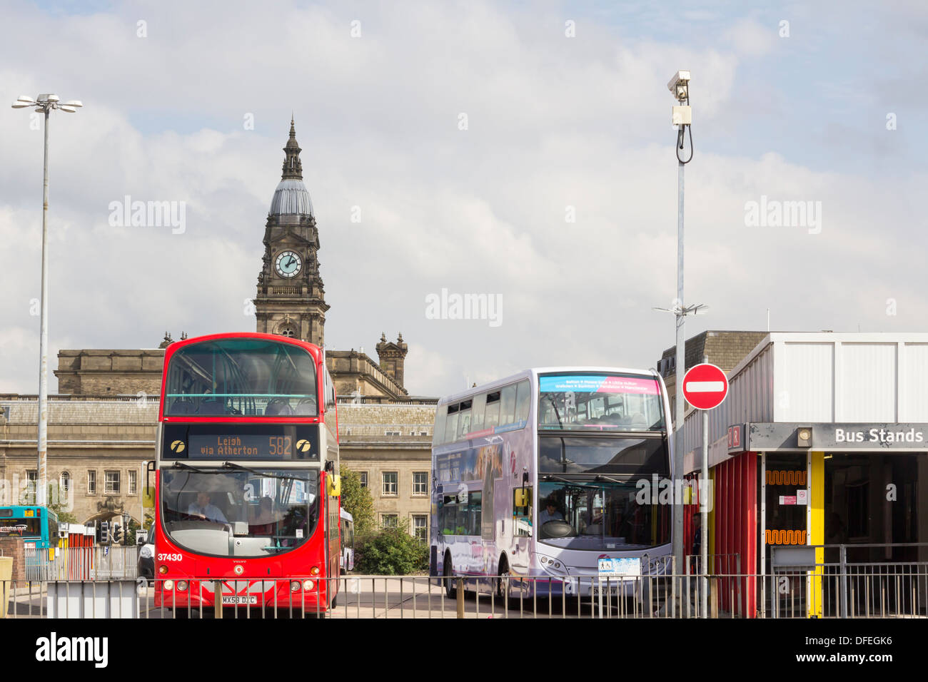 Bolton Moor Lane stazione degli autobus con un servizio 582 empty double decker bus nella livrea rosso del Lancashire Regno appena lasciato. Foto Stock