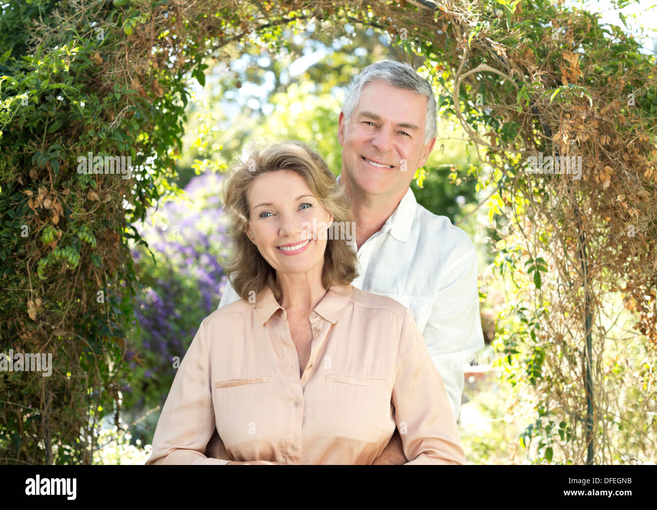 Ritratto di sorridente coppia senior in giardino Foto Stock
