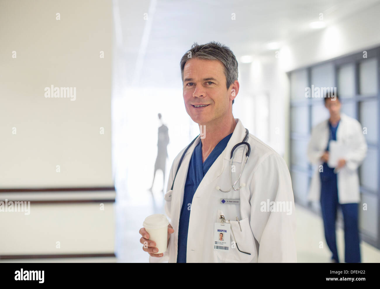 Medico sorridente in ospedale Foto Stock