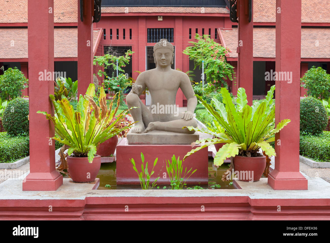 Statua di Yama, il lebbroso re, nel cortile interno del museo nazionale di Phnom Penh, Cambogia Foto Stock