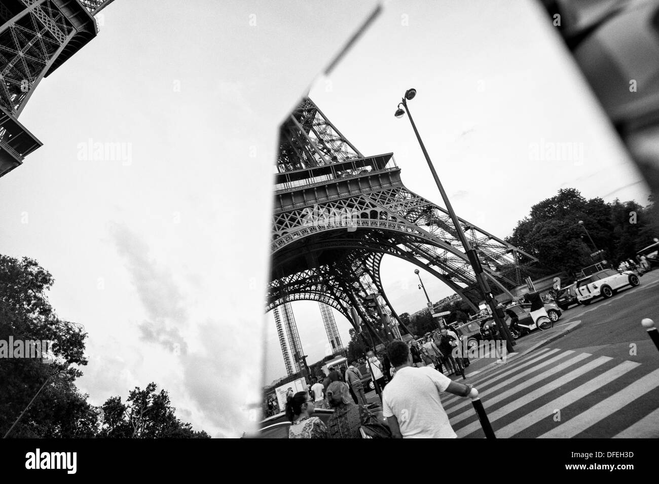 La torre Eiffel di Parigi, Francia. Fotografato in uno specchio che ha causato l''disjointed' effetto. Foto Stock