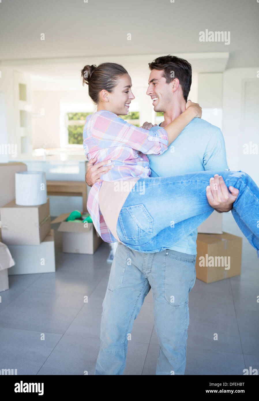 Uomo che porta la fidanzata nella nuova casa Foto Stock