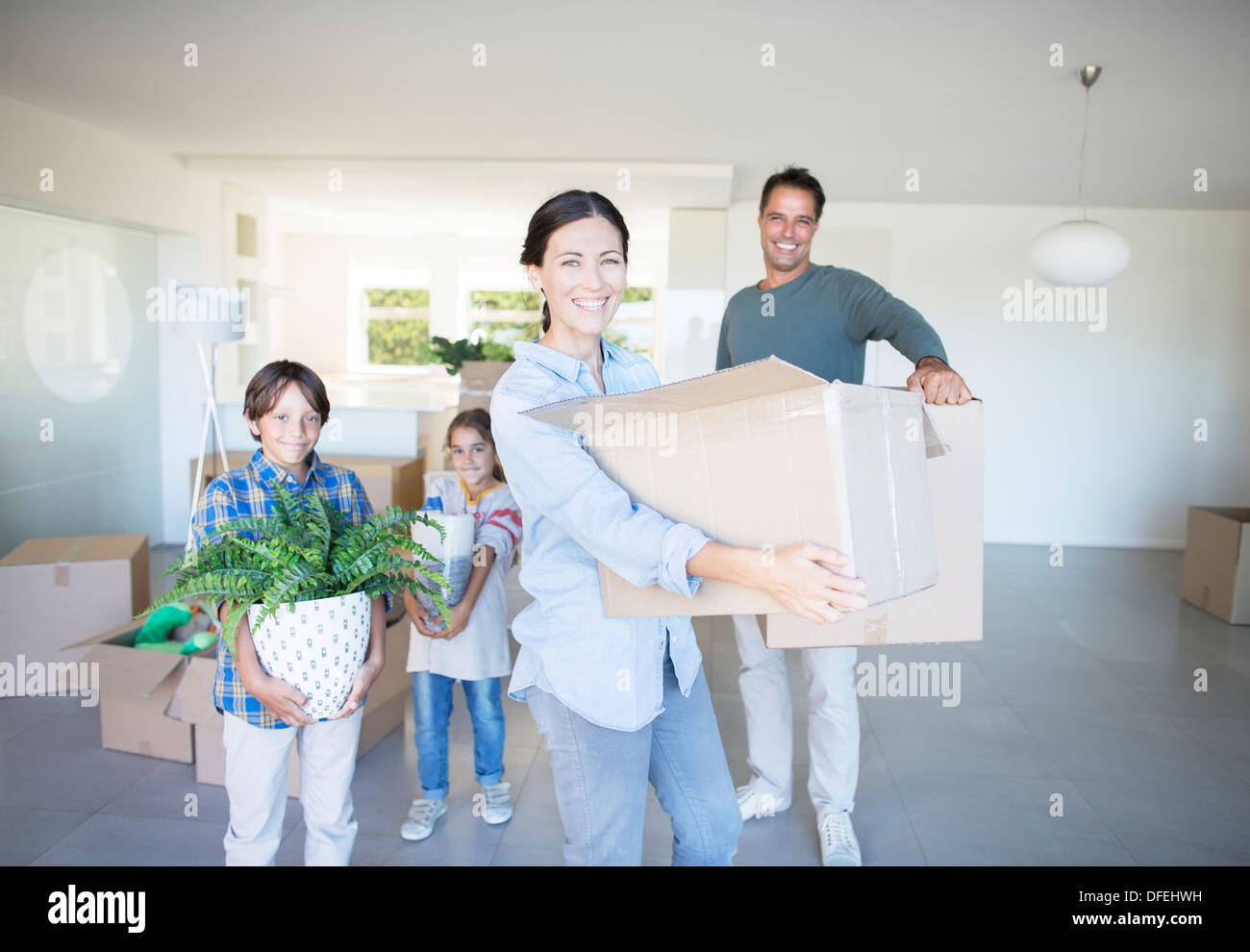 Famiglia in movimento nella nuova casa Foto Stock