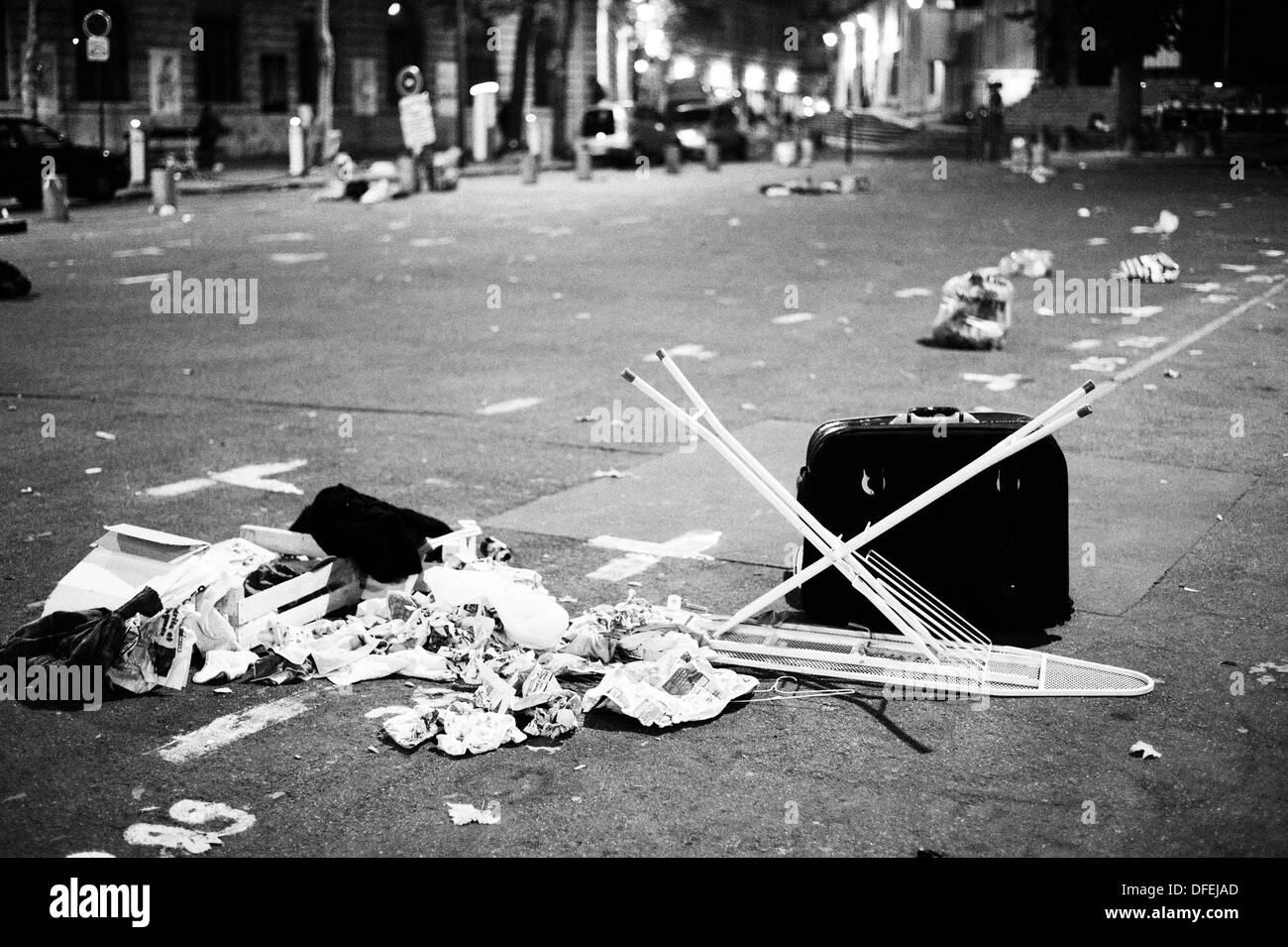 Un capovolto asse da stiro ed altri gettati nella spazzatura per le strade di Parigi Francia. Foto Stock