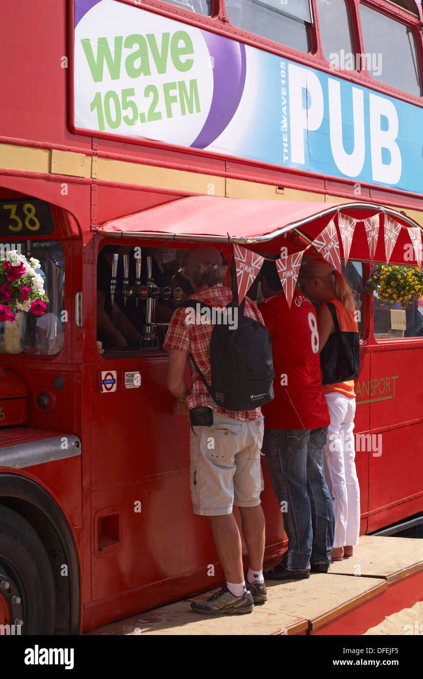 La forma d'onda 105 bus rosso a due piani Pub a Bournemouth in Settembre Foto Stock