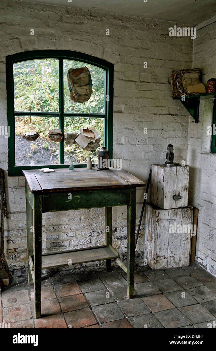 Vintage scrivania in conserve di ottocento e primi del novecento cottage tipo casa presso il Black Country Living Museum Dudley England Regno Unito Foto Stock