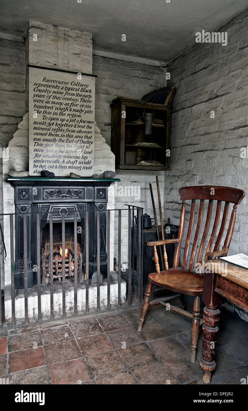 Camino e sedia in una preservata ottocento e primi del novecento cottage tipo casa presso il Black Country Living Museum Dudley England Regno Unito Foto Stock