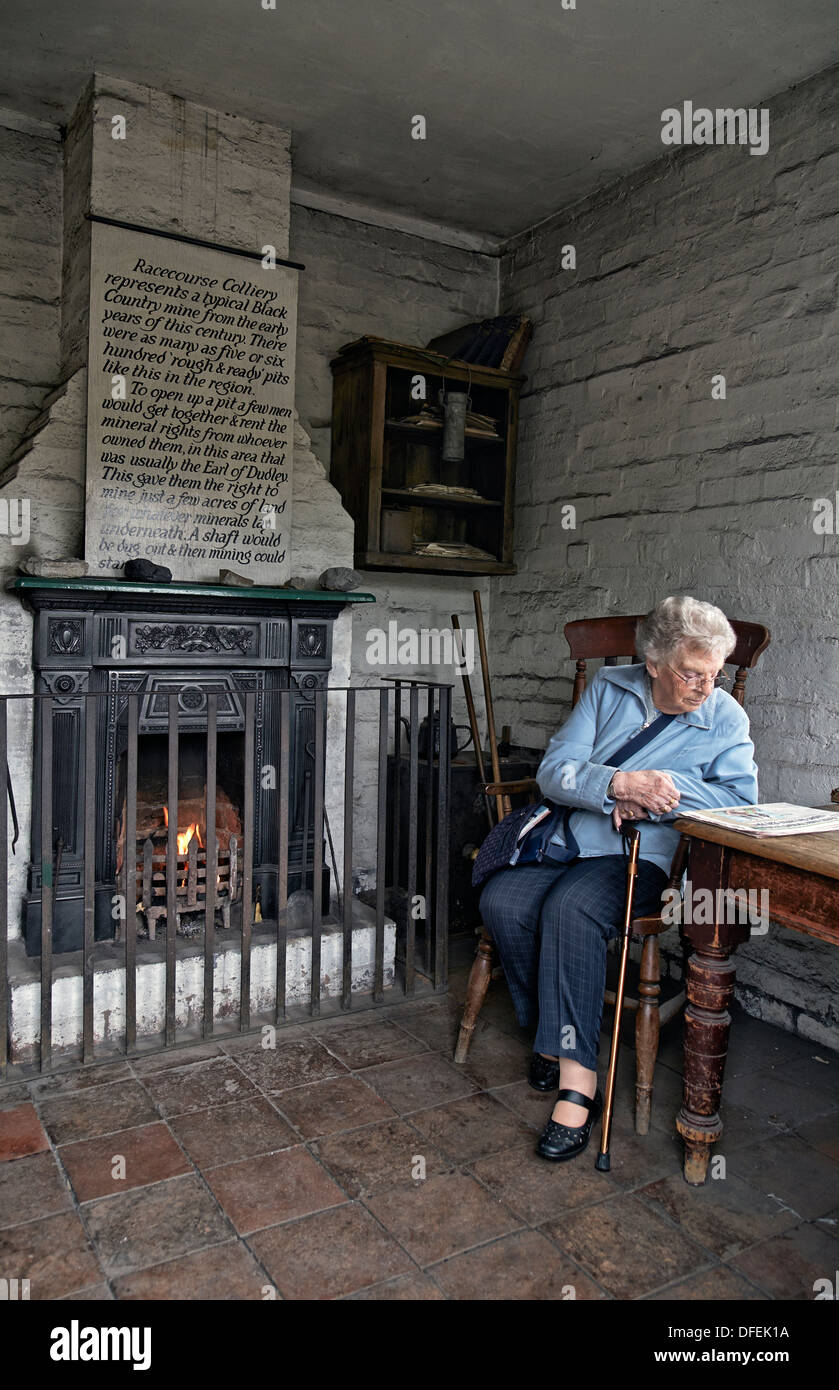 Donna anziana in una preservata ottocento e primi del novecento cottage tipo casa presso il Black Country Living Museum Dudley England Regno Unito Foto Stock