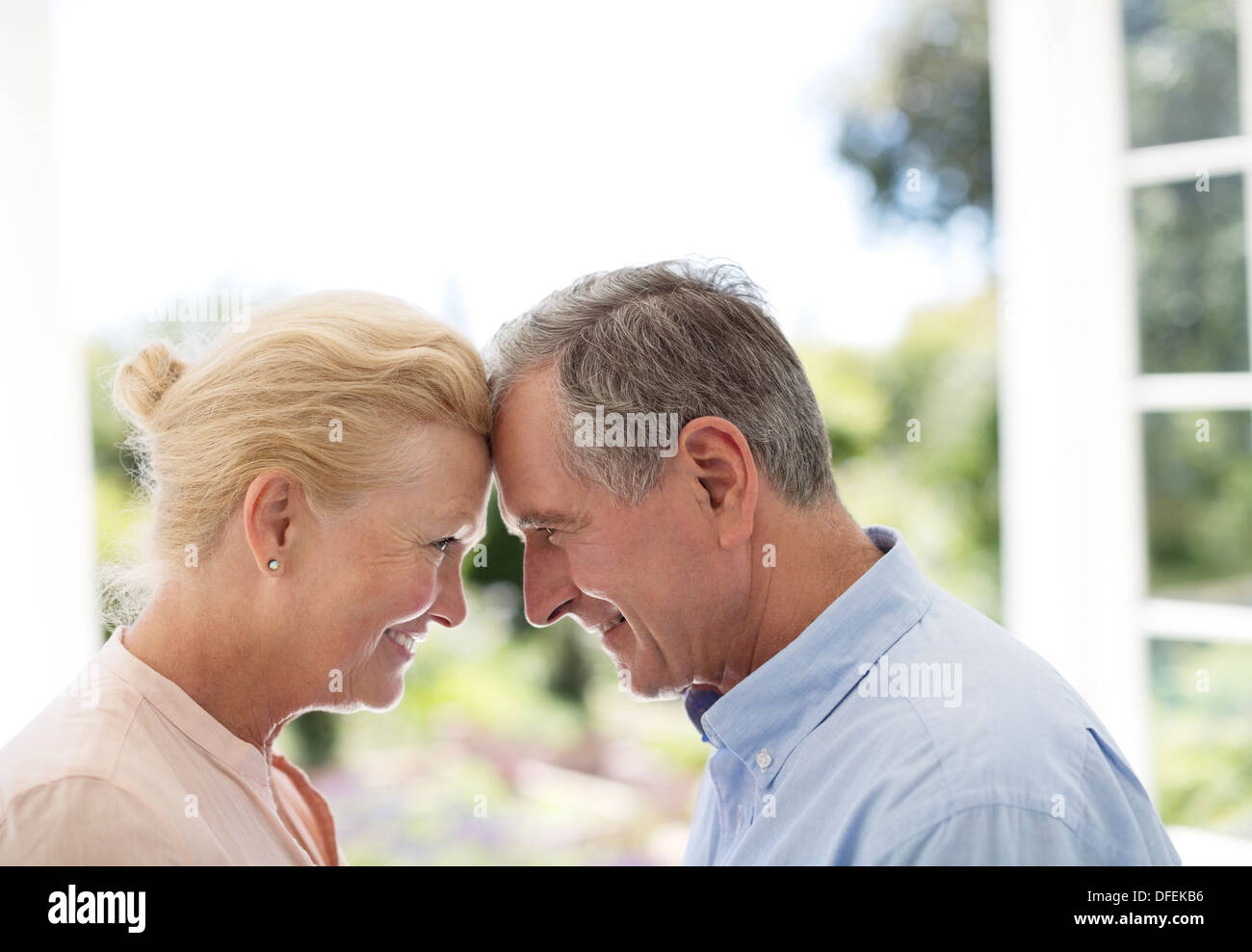 Coppia senior inclinazione testa a testa Foto Stock