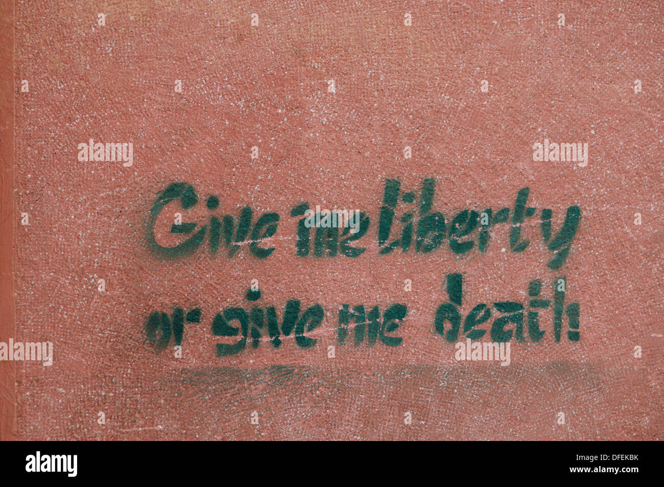 "Dammi la libertà di darmi la morte' graffiti su un muro di Luxor in Egitto. Foto Stock