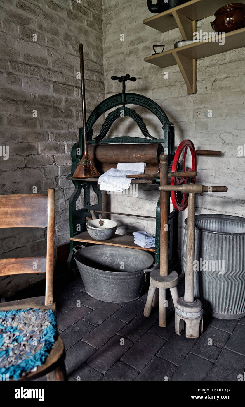 Abiti tradizionali in camera di lavaggio voci dall'ottocento e primi del novecento protagonista presso il Black Country Living Museum Dudley England Regno Unito Foto Stock