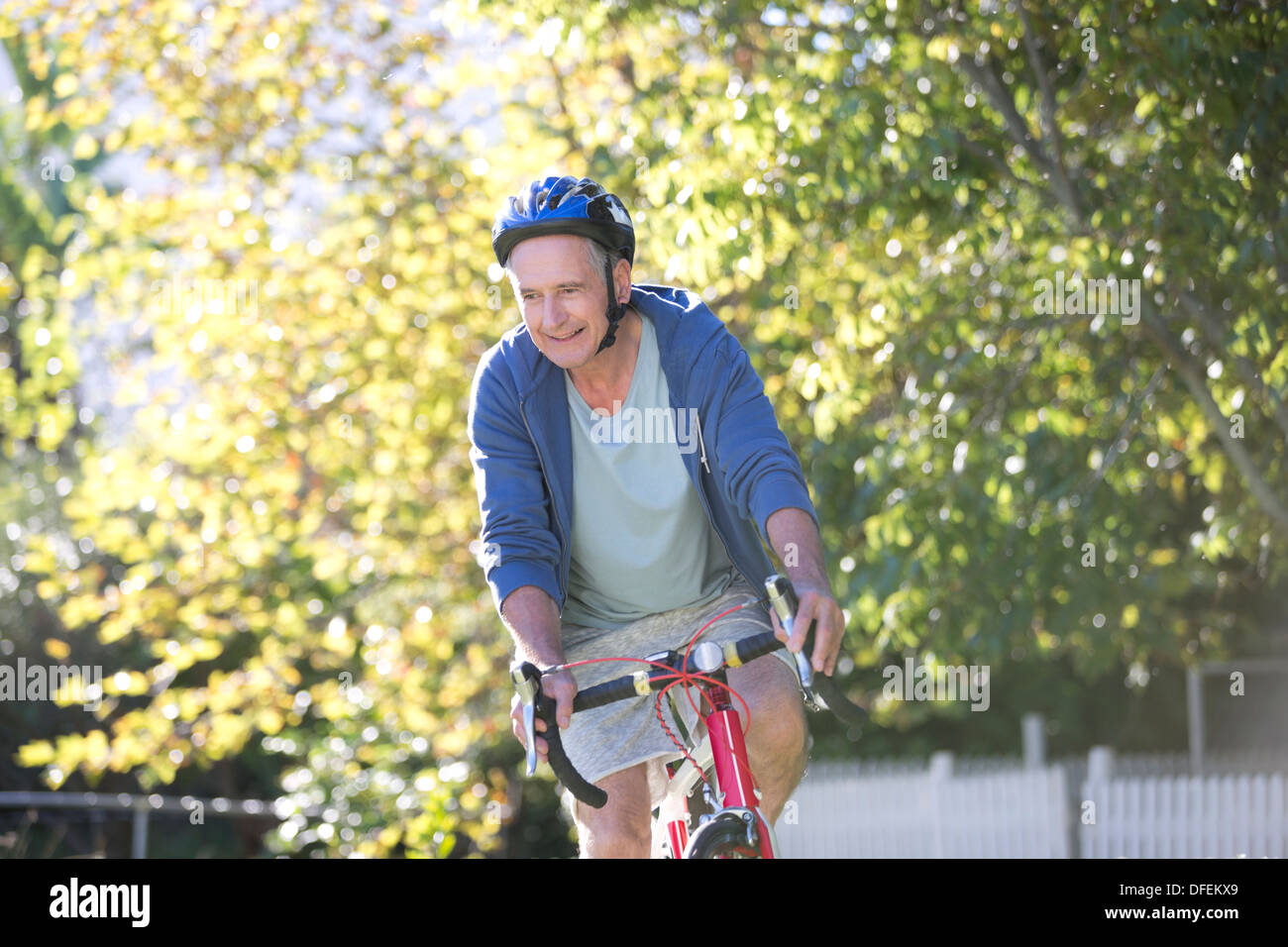 Senior uomo Bicicletta Equitazione in posizione di parcheggio Foto Stock