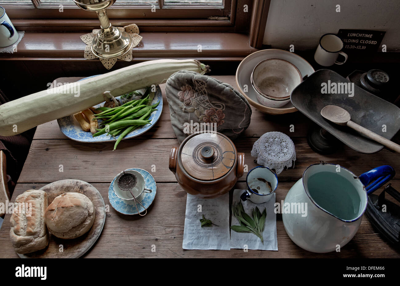 La disposizione del tavolo della cucina presenta cibo tradizionale del 1800/inizio del 1900 e utensili da cucina. Black Country Living Museum Dudley Inghilterra Regno Unito Foto Stock