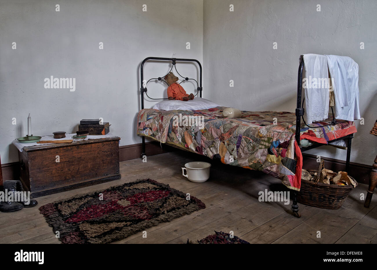 Camera da letto per bambini. Primi del 1900 con elementi del periodo. Black Country Living Museum Dudley West Midlands Inghilterra Regno Unito Foto Stock