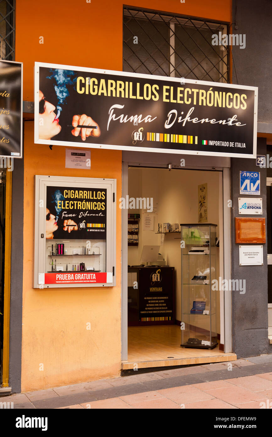 Negozio di vendita di sigarette elettroniche a Santa Cruz de Tenerife,  Tenerife, Isole canarie, Spagna Foto stock - Alamy