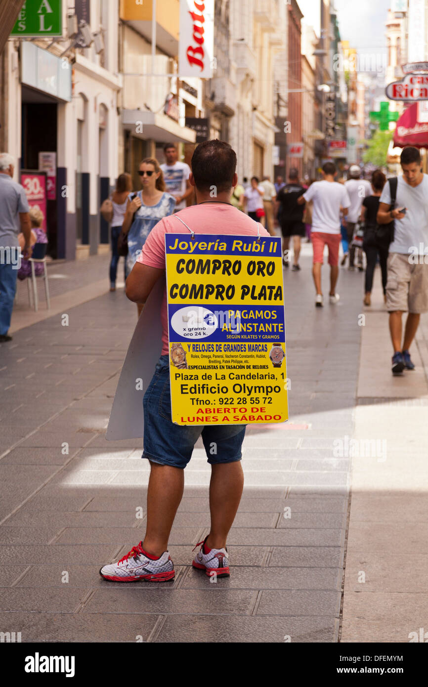 Uomo a sandwich con la pubblicità della scheda pedina negozio con offerte per comprare oro, argento e orologi di lusso in Santa Cruz, Foto Stock Uomo a sandwich con la pubblicità della scheda pedina negozio con offerte per comprare oro, argento e orologi di lusso in Santa Cruz, Foto Stock
