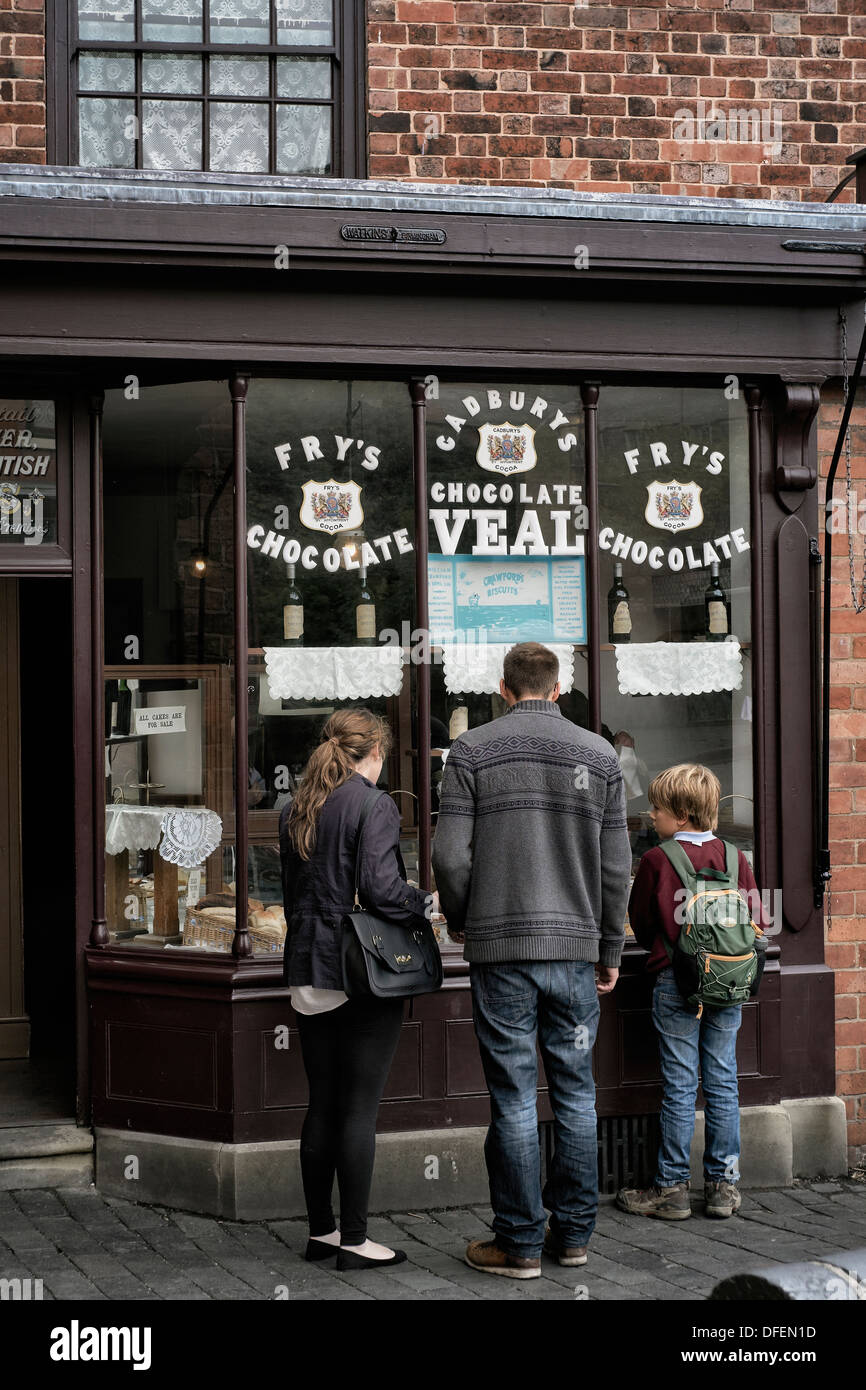 I visitatori possono fare shopping in un negozio di cioccolato d'epoca al Black Country Living Museum Dudley West Midlands England UK Foto Stock