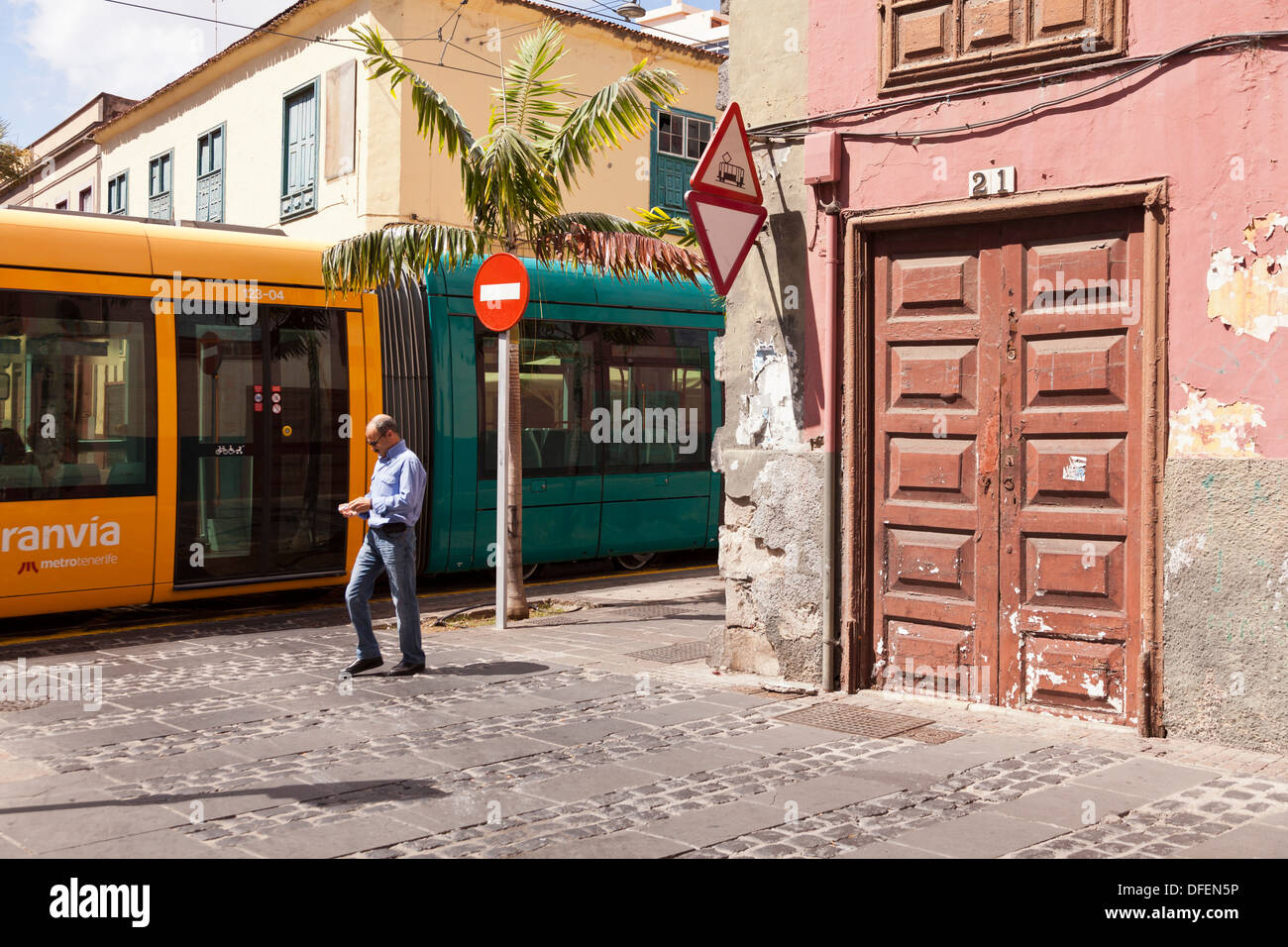 La fermata del tram di Santa Cruz passando attraverso la vecchia area di La Noria, Tenerife, Isole canarie, Spagna Foto Stock