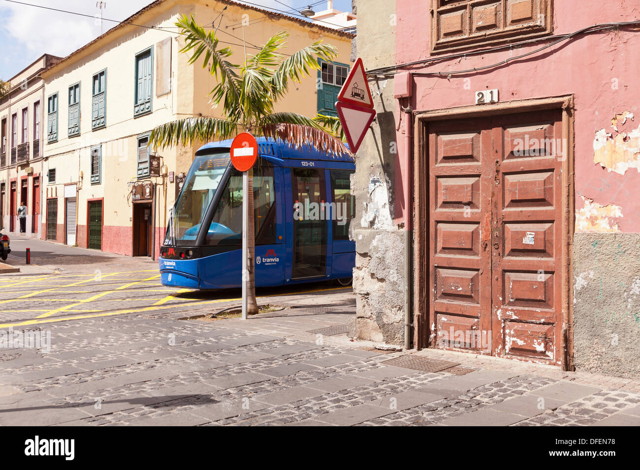 La fermata del tram di Santa Cruz passando attraverso la vecchia area di La Noria, Tenerife, Isole canarie, Spagna Foto Stock