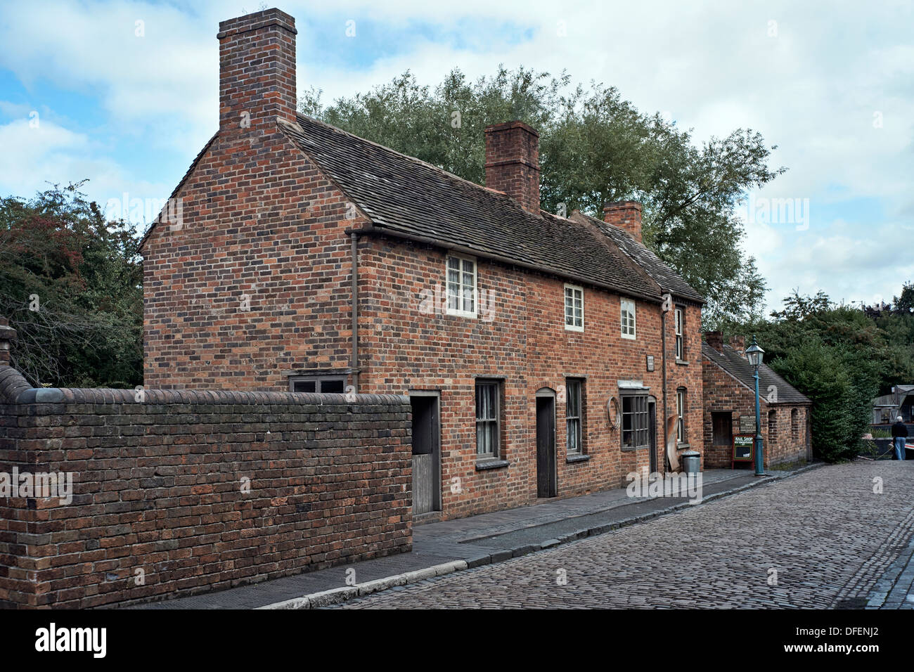 Strada di ciottoli e mattoni costruito case a schiera risalente ai primi del novecento. Black Country Living Museum Dudley England Regno Unito Foto Stock