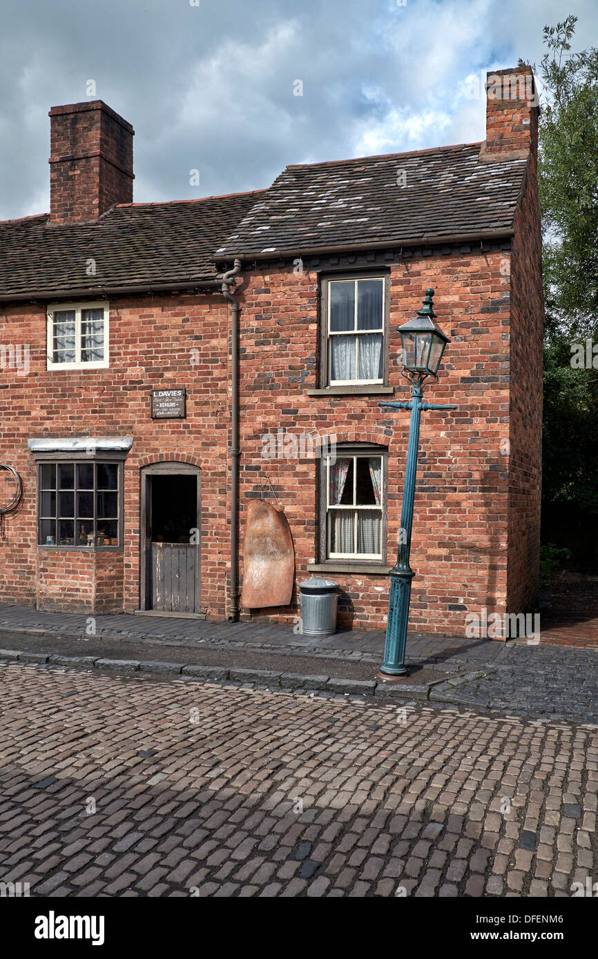 Strada di ciottoli e mattoni costruito case a schiera risalente ai primi del novecento. Black Country Living Museum Dudley England Regno Unito Foto Stock