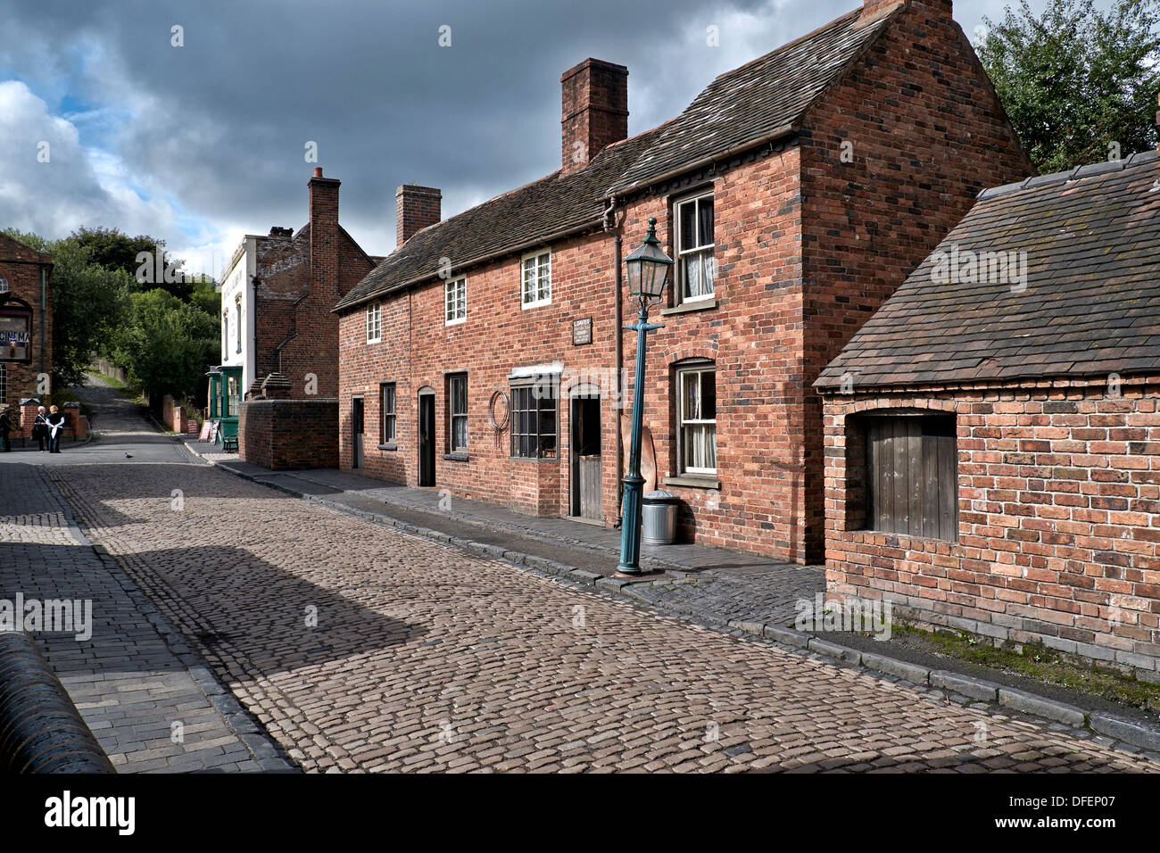 Strada di ciottoli e mattoni costruito case a schiera risalente ai primi del novecento. Black Country Living Museum Dudley England Regno Unito Foto Stock