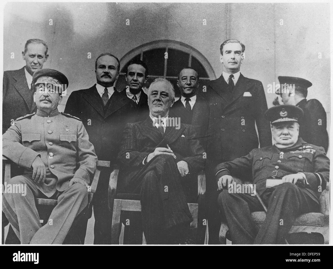 I leader Franklin D. Roosevelt, Joseph Stalin e Winston Churchill si incontrano a Teheran, in Iran, durante la seconda guerra mondiale per discutere della strategia militare e dei piani post-bellici, segnando un momento significativo nella diplomazia e nella collaborazione alleata. Foto Stock