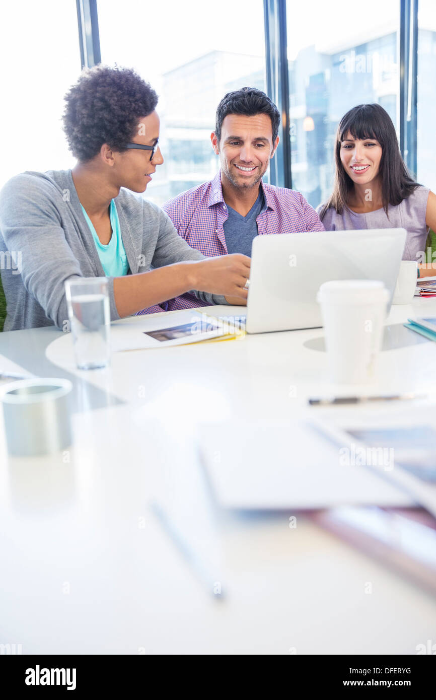 La gente di affari la condivisione di computer portatile in riunione Foto Stock