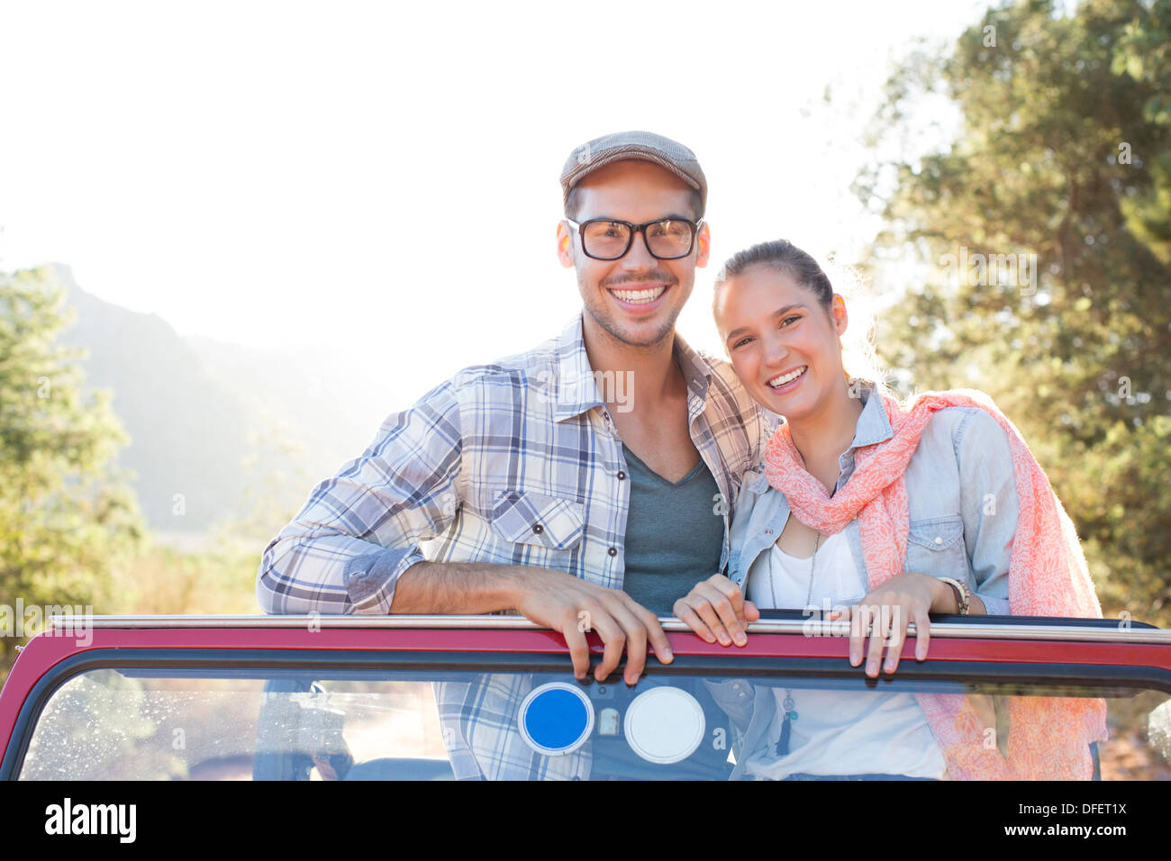 Ritratto di Coppia sorridente in sport utility vehicle Foto Stock